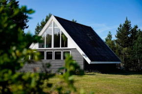 Sommerhus i Hals nær strand og by. in Hals